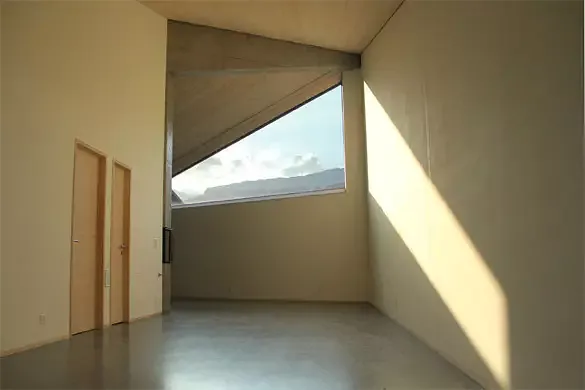 Vue depuis l'espace polyvalent qui forme un lieu entre séjour et chambres à coucher.