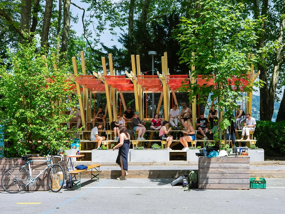 Die fertiggestellte Struktur «Re:Frame» auf dem Inseli in Luzern ist ein Ort des Verweilens – zum Sitzen, Zuschauen, Pause machen und Spielen.
