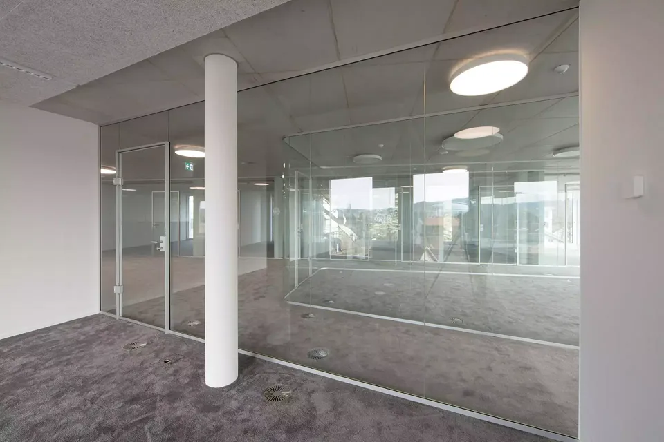Büro mit Blick in Kommunikationszone