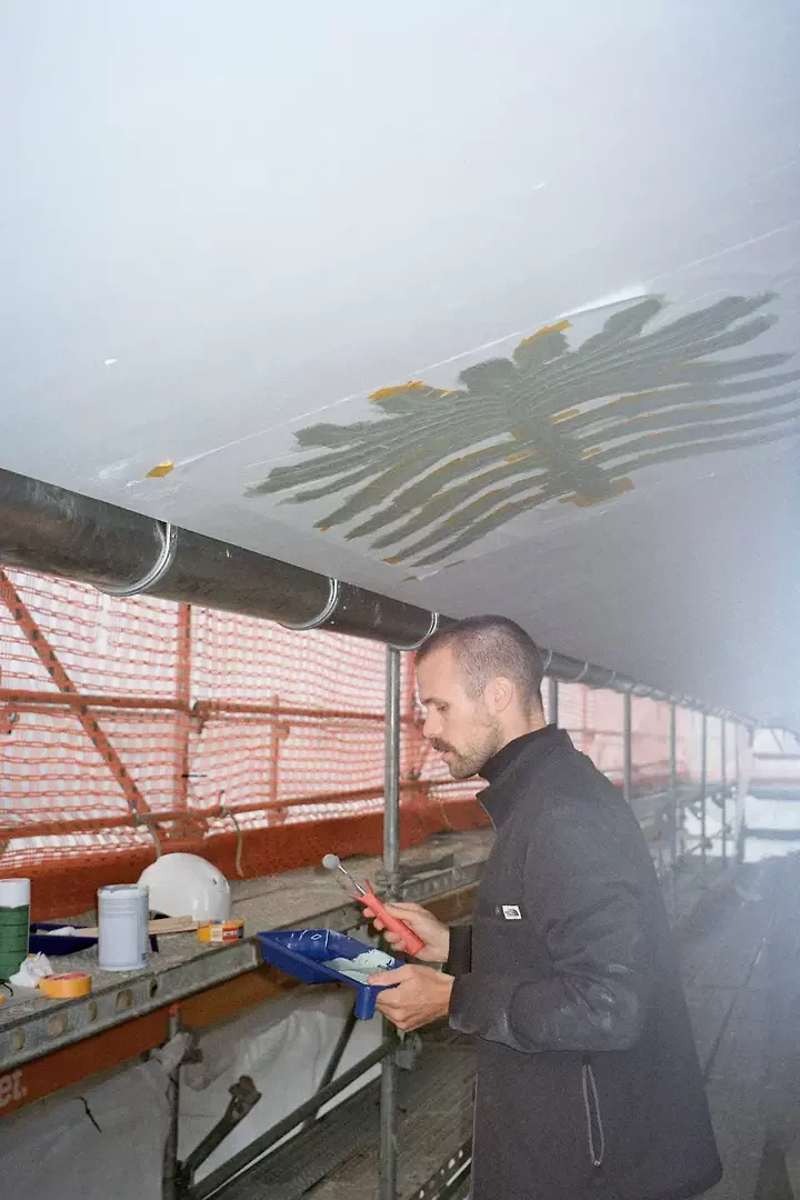 Architekt beim Malen des «Trügerischen Torfmoos»