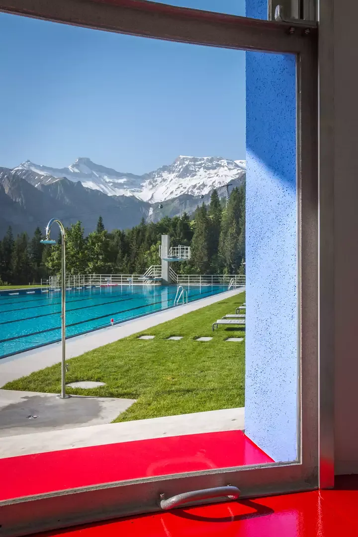 Blick aus dem Kiosk in Richtung des wiederhergestellten 50-Meter Schwimmbeckens