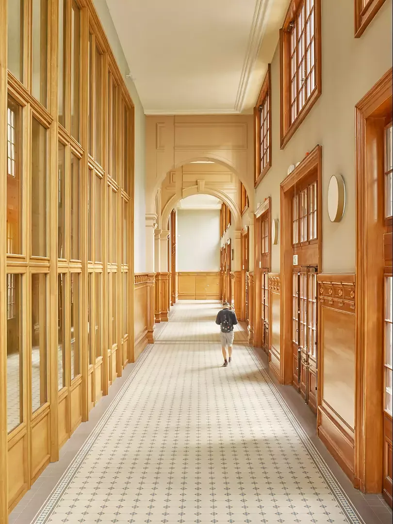 Vue intérieure du vestibule au niveau de l'avenue des Alpes