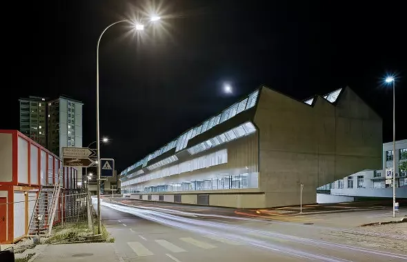 Vue de la côté de la rue à la ville avec la grande fenêtre du foyer au piano nobile, nuit
