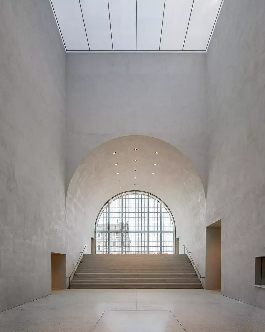 Le magnifique hall intègre le couloir d’entrée principal de l’ancienne halle aux locomotives. Cela a permis de maintenir l’histoire du lieu et son passé industriel.