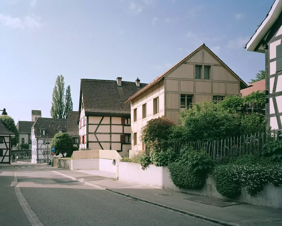 Der Neubau im historischen Kontext