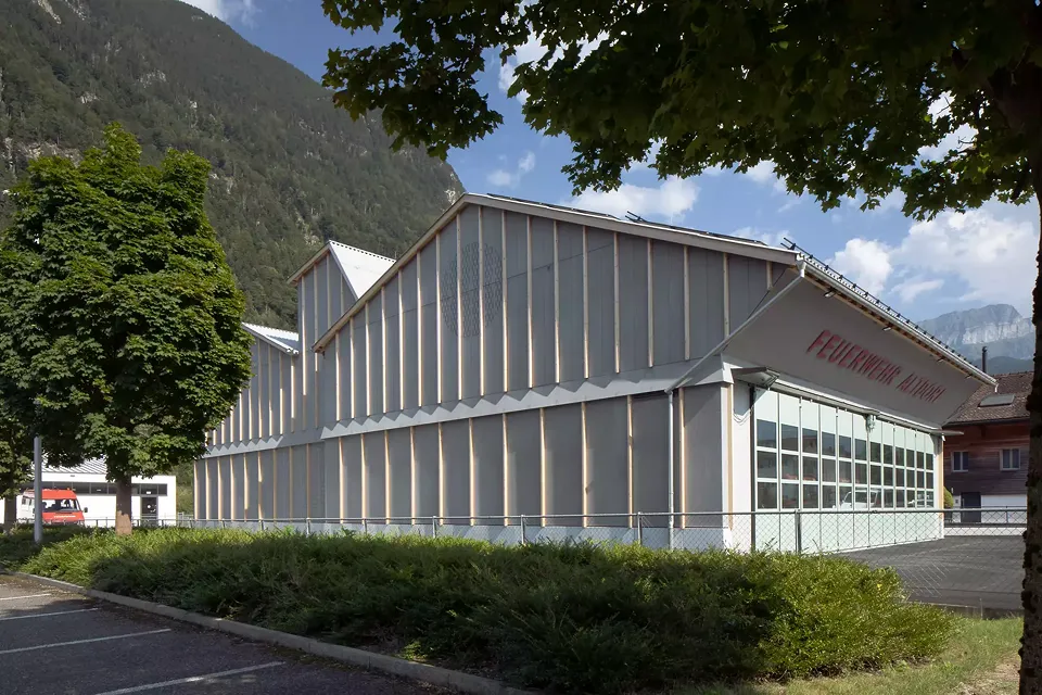 Die Holzlisenen verleihen der Fassade ein lebendiges Bild