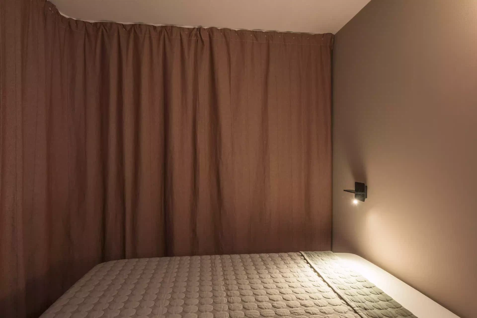 Mehr als nur ein Vorhang: eine dynamische Schicht, die den Raum verändert, das Licht reguliert und den Komfort erhöht.