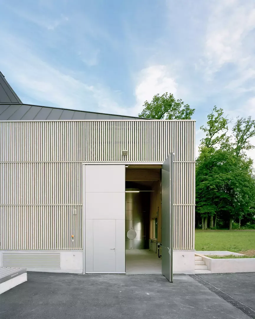 La porte métallique servant d’accès à la centrale  a été conçue de manière à pouvoir transiter  avec des éléments techniques de grande taille.
