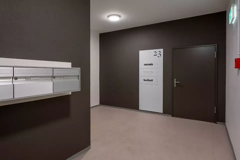 Gestaltung des Eingangbereiches im Erdgeschoss mit Design der Signaletik