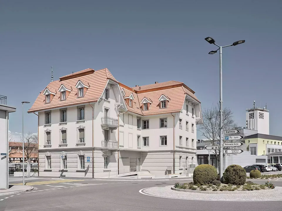 Der jüngere Anbau an der Gebäuderückseite wurde rückgebaut. An seine Stelle trat ein zum Dorf gerichteter hindernisfreier Eingang mit Rampe.
