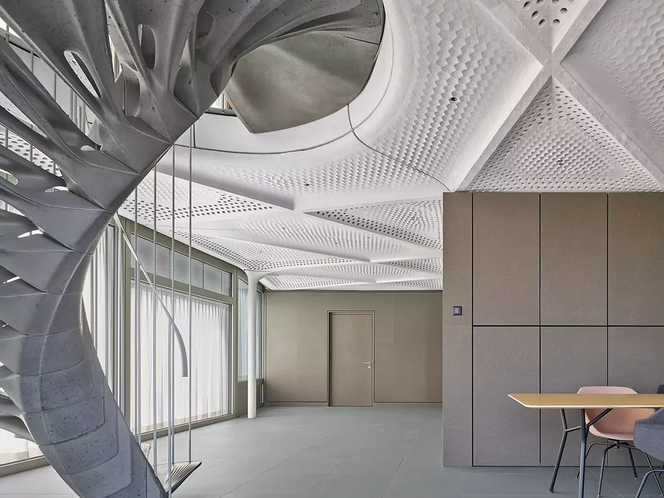 Das offene Foyer der NEST-Unit STEP2 empfängt im Jahr mehrere tausend Besucher. Die Platten der Boden- und Wandoberflächen werden durch Upcycling von Textil- und Papierbecher-Abfall hergestellt.