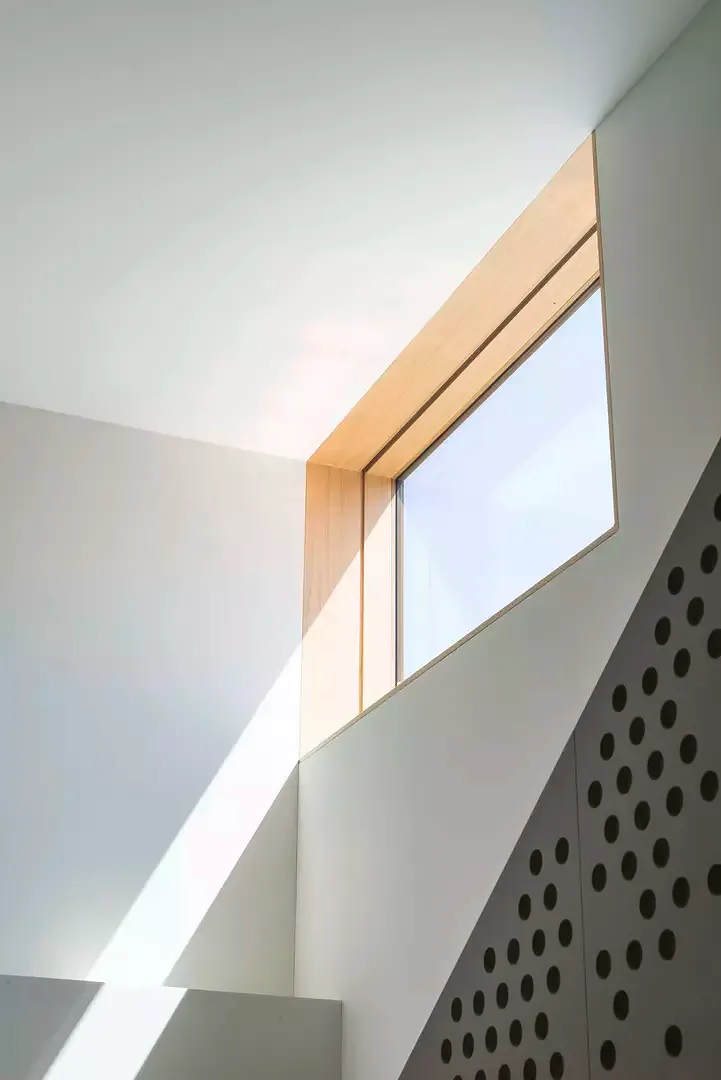 Fassadenbündiges Fenster Treppenhaus