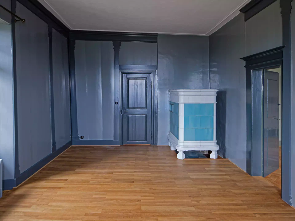 Südzimmer Obergeschoss, blaue Täfer mit Kachelofen