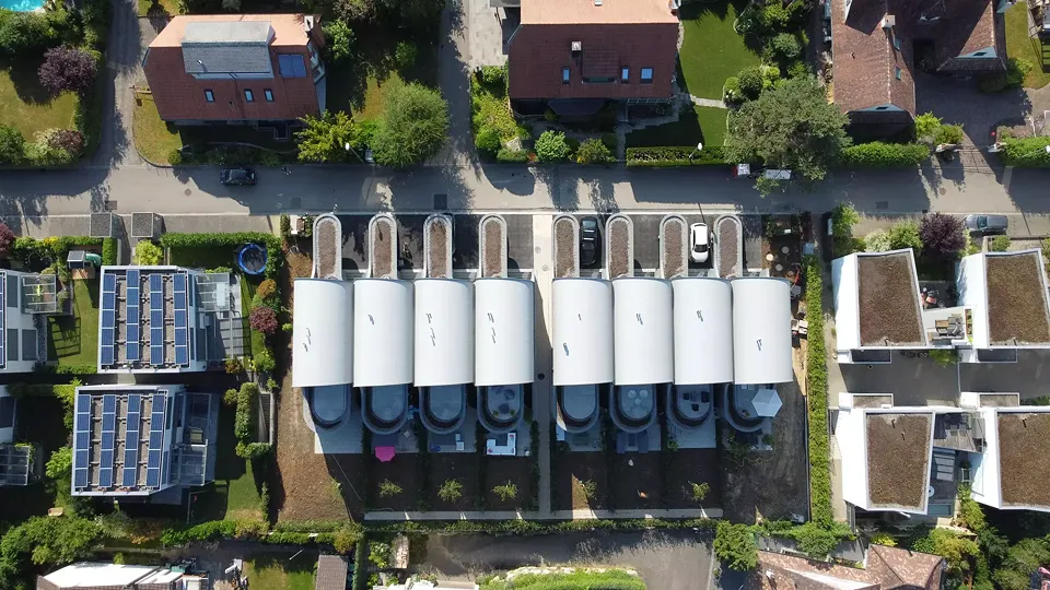 une toiture fluide en berceau, composée d’éléments préfabriqués en béton