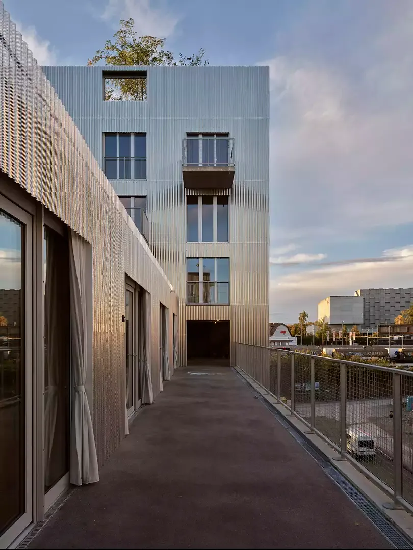 Galerie avec vue sur la forêt de toits