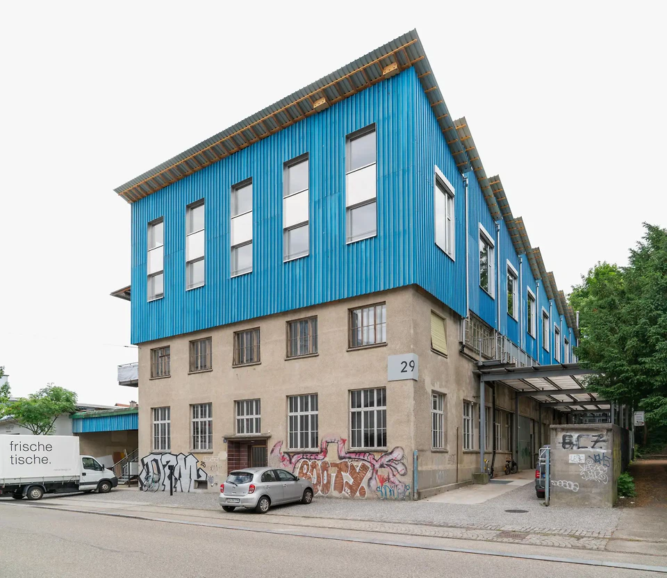 Ansicht von Bestand und Aufstockung von der Strasse im Norden