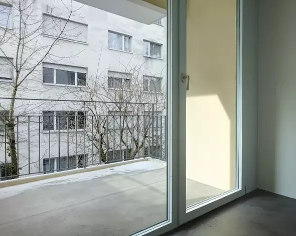 Loggien hofseitig - neu | Räumliche Erweiterung und Intimität durch das Zusammenspiel von Loggia und grosszügiger Verglasung