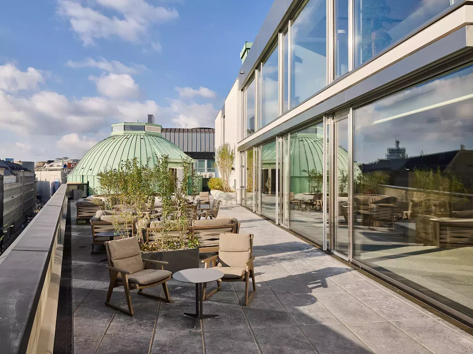 À l’ouest, la surélévation laisse libre une partie  de l’ancienne toiture aménagée en terrasse privée à l’usage de la banque.