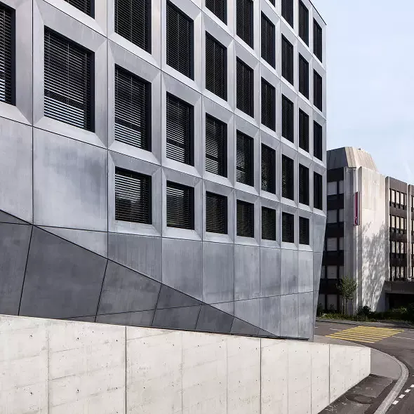 Fassade aus vorfabrizierten Betonelementen