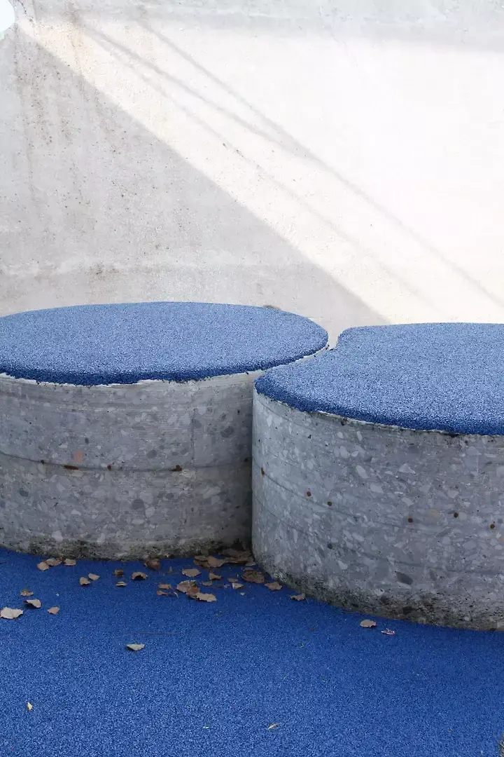 Exemple de ré-emploi. Les carottes de béton de 1m de diamètre sont recyclés en assises. Question de sécurité, elles sont recouverte d'un revêtement EPDM. 