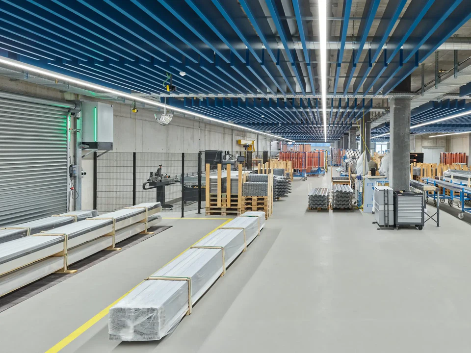 Die Manufaktur ist neu auf einem Geschoss organisiert und über zwei Rolltore direkt an das Hochregallager angebunden.