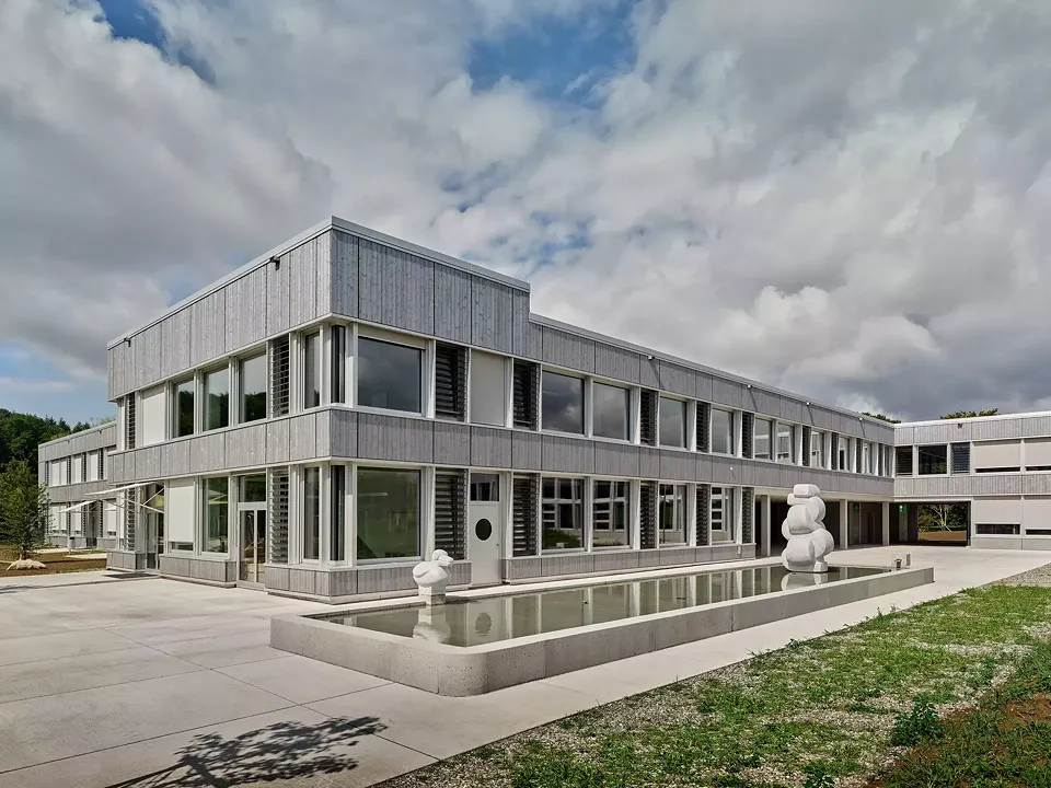 Die Schulanlage mit seiner Dreifachturnhalle dient nicht nur der Schule und den Vereinen, sondern bietet dem Quartier mit seinem grosszügigen Freiraum auch einen willkommenen Ort des sozialen Austauschs.
