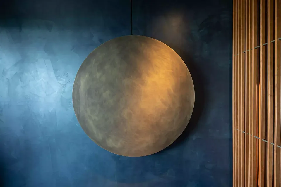 Pendule solaire mobile devant la TV