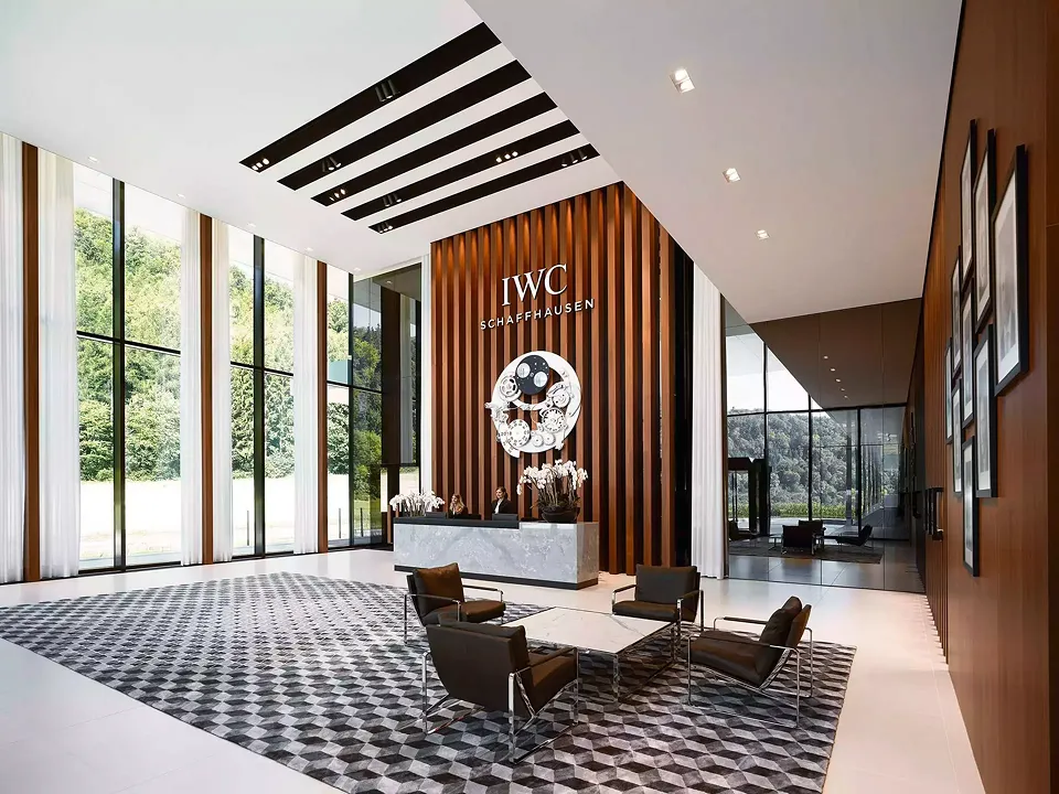 Eingangshalle im hochwertigen Corporate Design der Luxusuhrenmarke IWC.