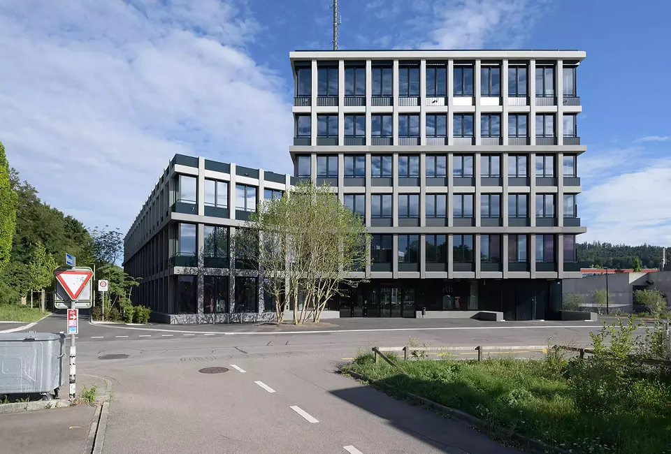 Frontalansicht Haupteingang am Teuchelweiherplatz
