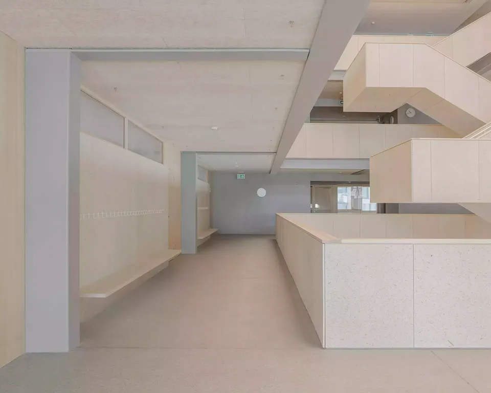Image de l'espace de circulation autour de l'escalier central