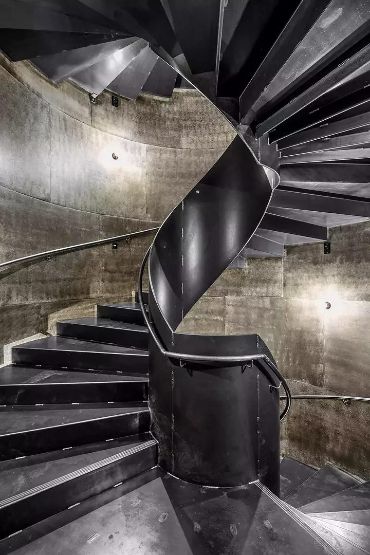 Der fest eingebaute Erschiessungskern als Wendeltreppe aus rohem Stahl, der farblos geölt  ist, verbindet sämtliche Etagen des Hauses.