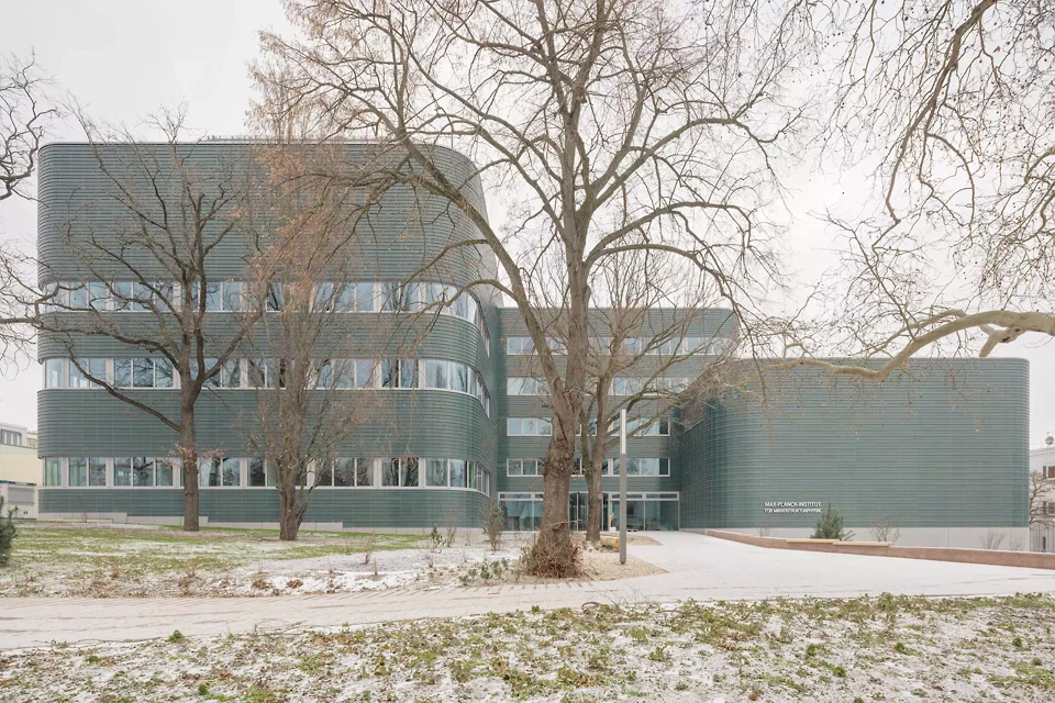 Frontalansicht des gestaffelten Baukörpers
