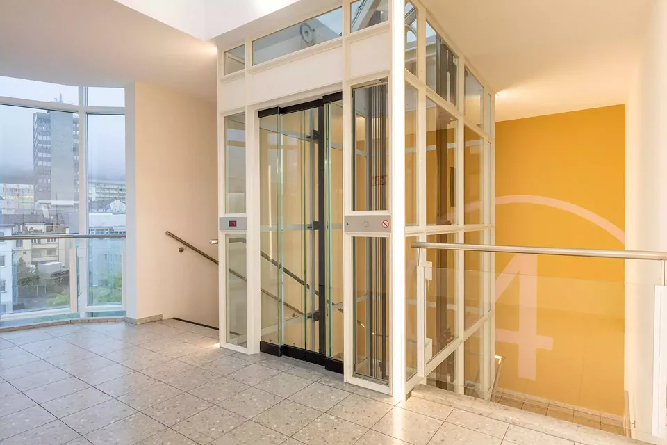 Treppenhaus mit Lift wurde saniert. Treppehaus mit neuer Signaletik und Farbkonzept gestaltet