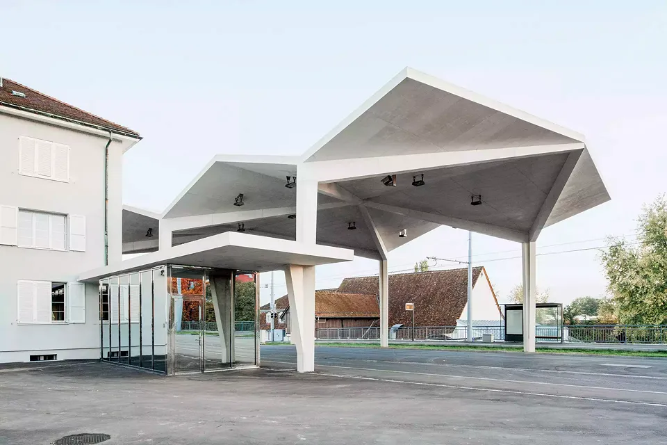 La nouvelle toiture recouvre deux voies  de circulation, séparées par une aire de stationnement réservée aux automobiles  ou aux camions pour des formalités douanières. La ligne de tram et le trottoir  longent la structure en périphérie.