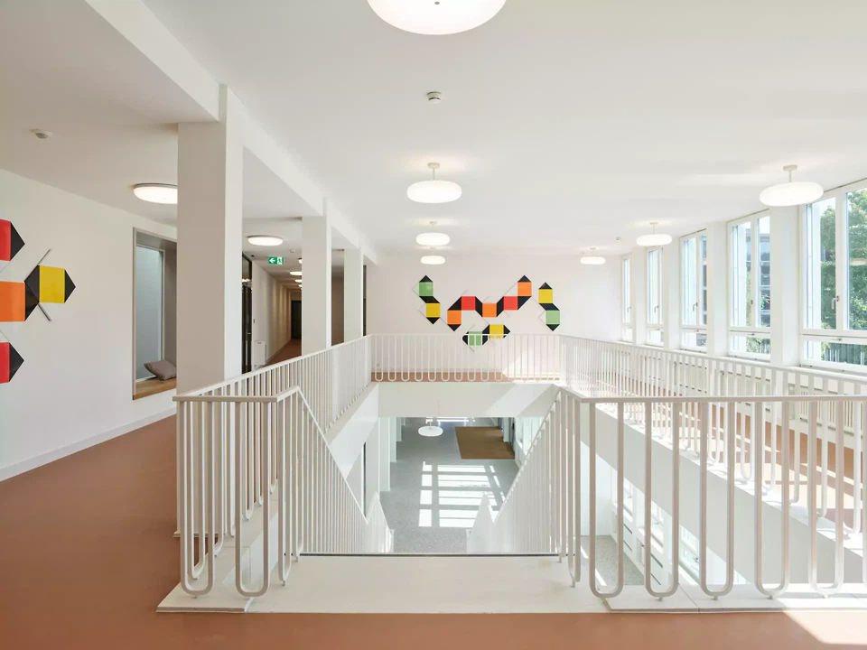 Foyer, 1. OG mit Emaille-Kompositionen von Max Bill