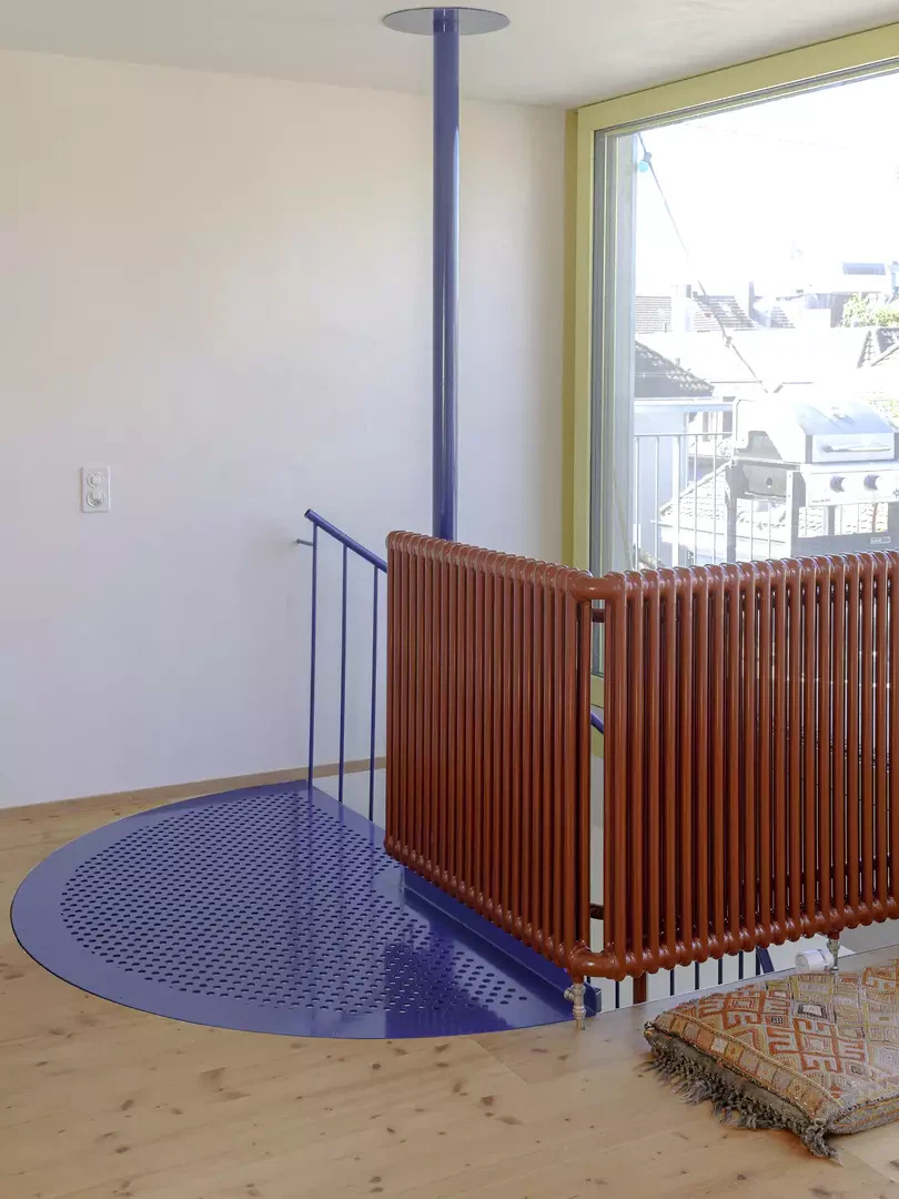 Die Treppe wird vom Dach abgehängt