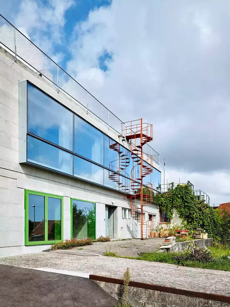 Façade côté est avec la baie de fenêtres