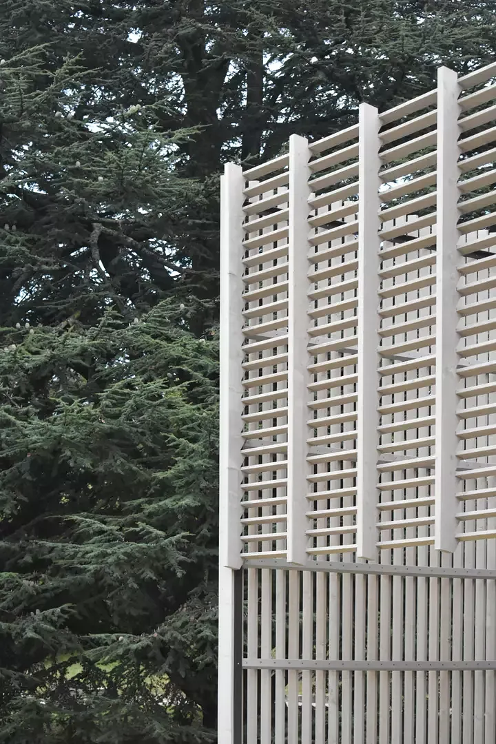 Südwestliche Ecke der Holzlamellenfassade