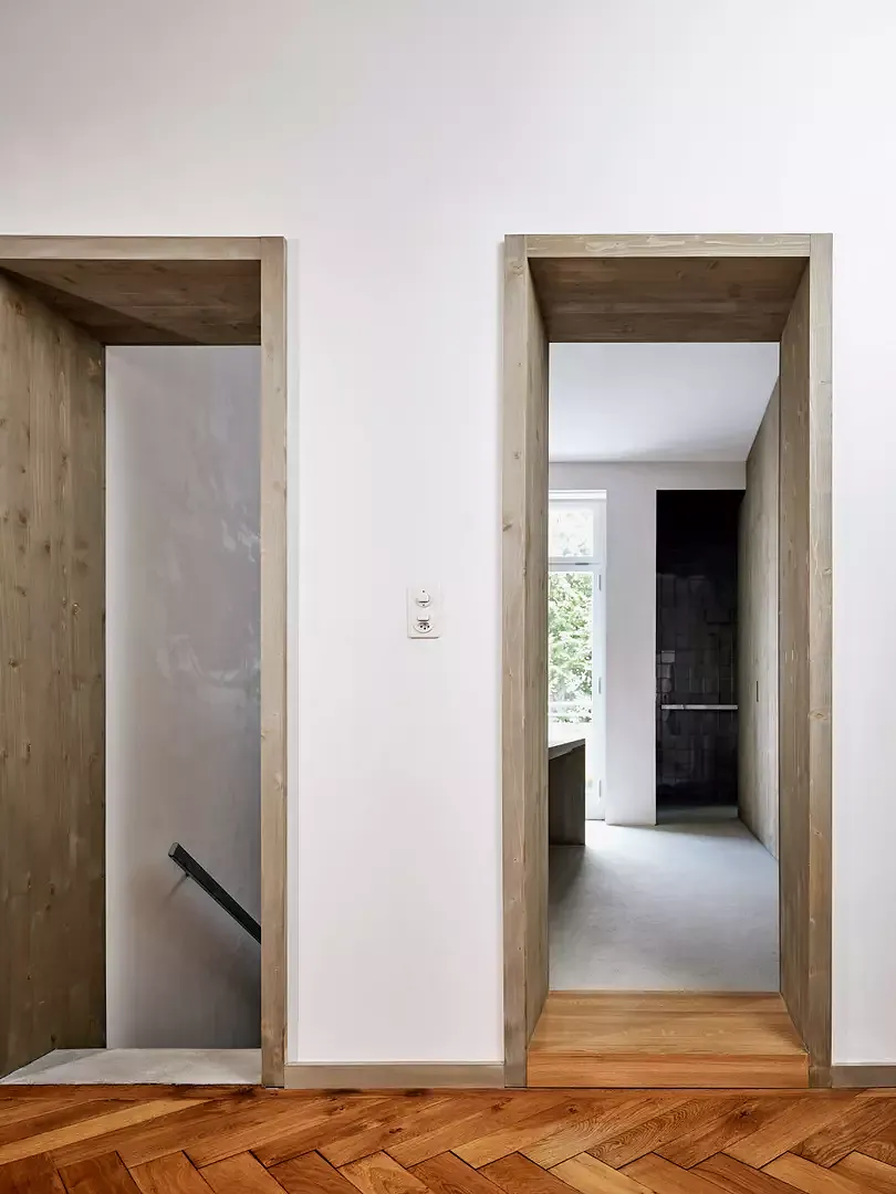 L’escalier et le couloir menant à la salle de bain se caractérisent par de profondes embrasaures en bois glacé.