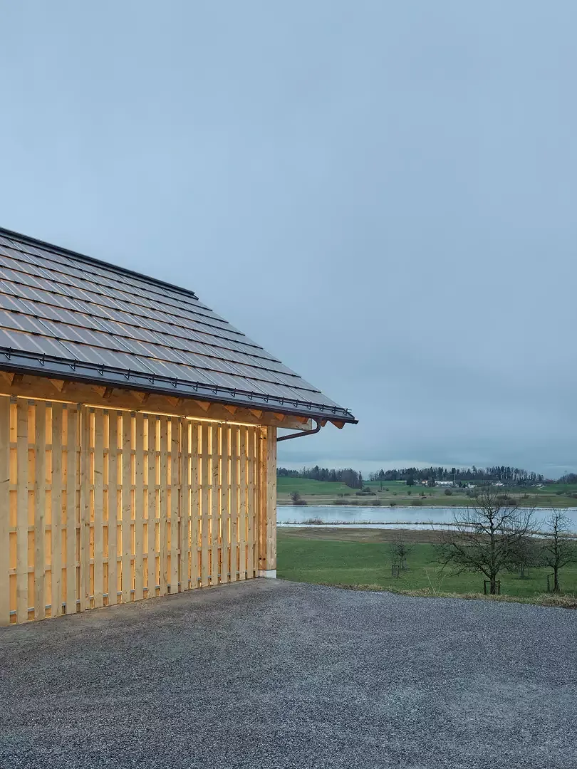 Aussenansicht der Remise in der Dämmerung mit Blick auf den Lützelsee