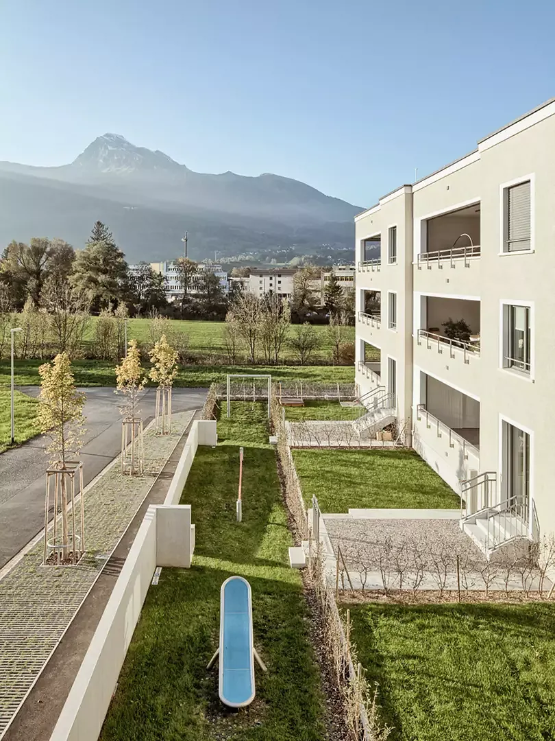 Mehrfamilienhaus Lehenwies - Blick in die Gärten und auf den Spielbereich an der Wohnstrasse