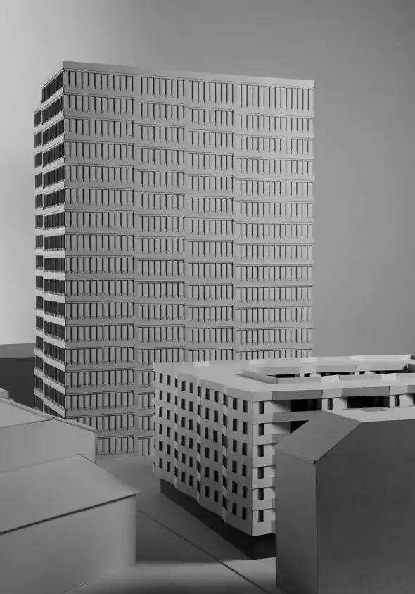 Strassenansicht mit Bürohochhaus und Wohnblock