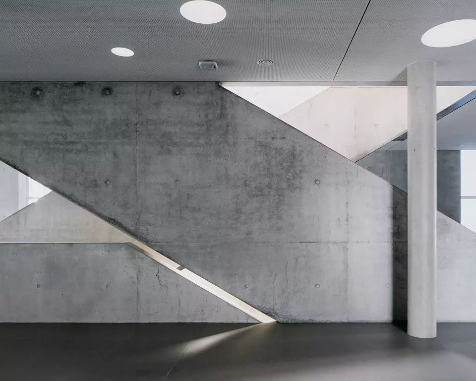 L’escalier avec des fentes  de lumière dans les parapets  en béton étaient un grand  défi pour les artisans qui ont  exécuté les travaux.