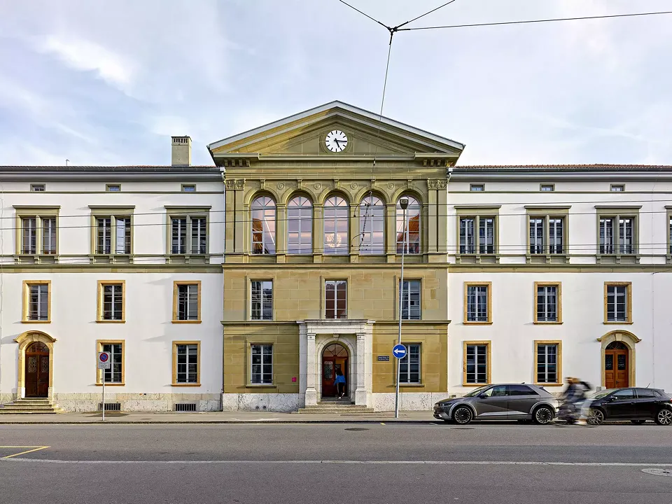 Haupteingang nordseitig mit Sandsteinrisalit