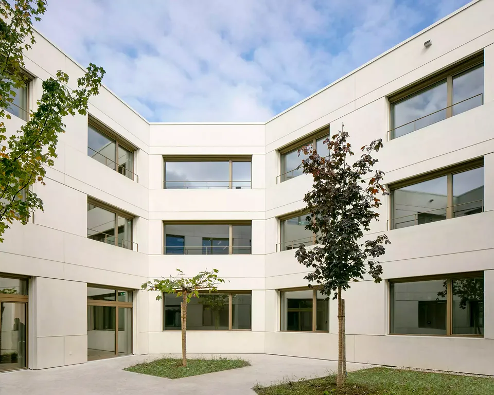 La cour intérieure est  un lieu calme et agréable  à l’ombre des arbres.