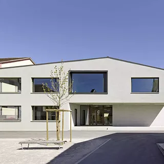 Schulhaus Dorf in Lengnau, AG