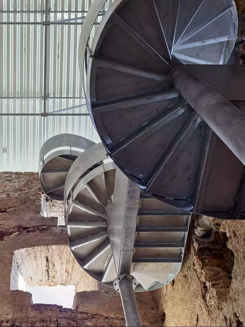 Treppenfigur und Schutzdach im Turm