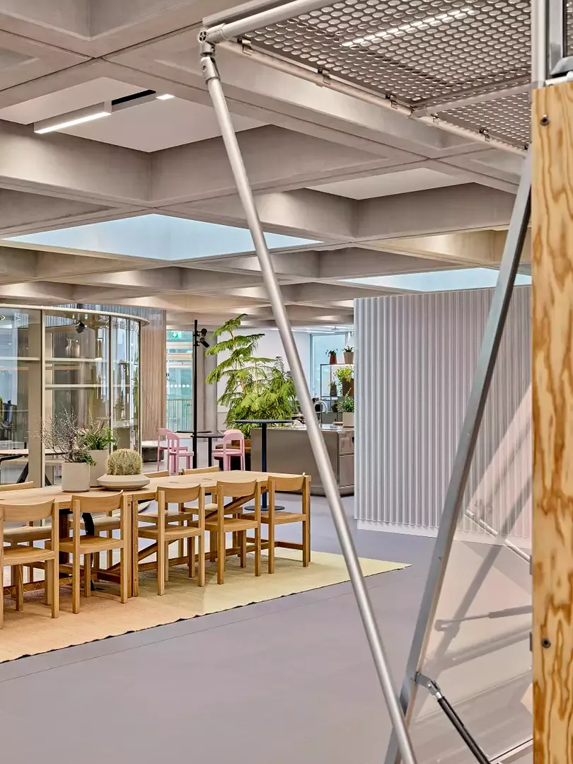 Aperçu du quatrième étage  avec table commune, kitchenette, «Creative Lab» et «Meeting Hub»: Le design d’intérieur a été développé par INCHfurniture.