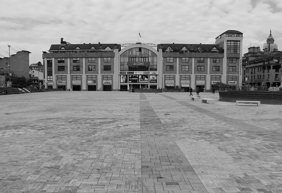 photo survay_square and mall facade