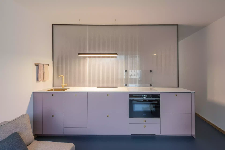 Das Herz des Mikroapartments ist die groszügige, vollausgestattete Küche mit grosser Ablage.